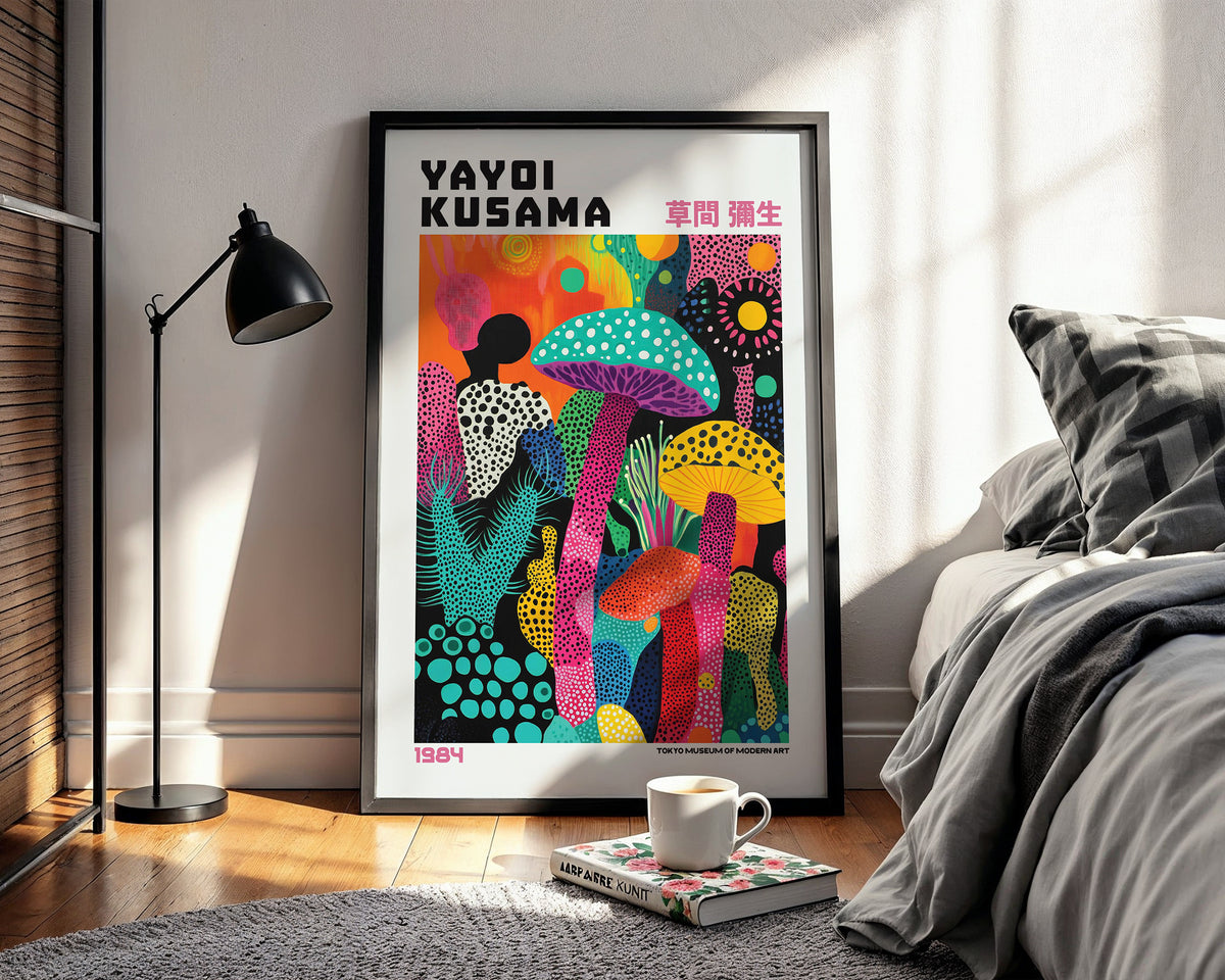 Väggmockup med Yayoi Kusama Mushroom Garden – köp enkelt hos Bozetto affisch i hög kvalitet