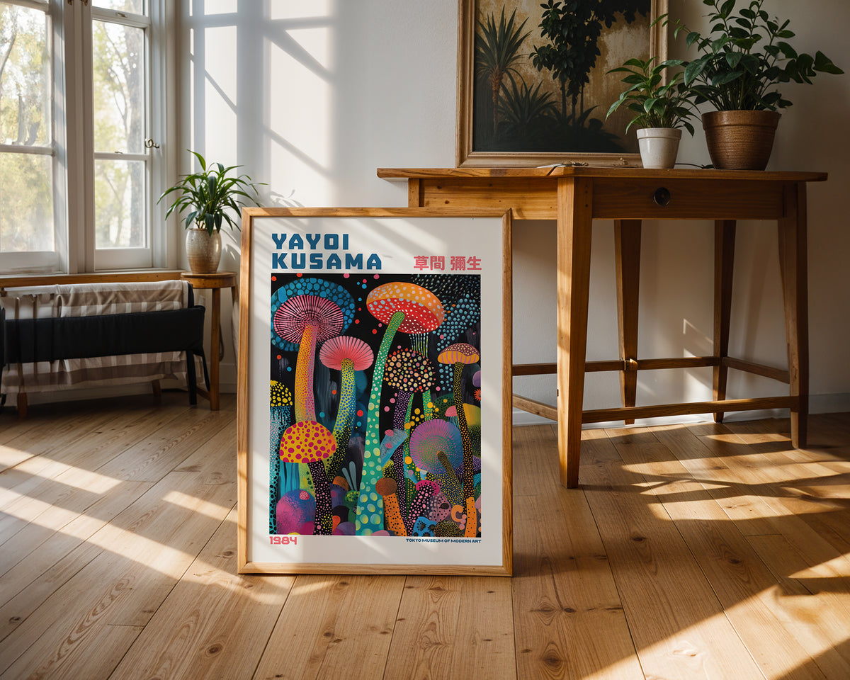 Yayoi Kusama Neon Mushroom poster visualiserad på vägg – från Bozetto i hög kvalitet