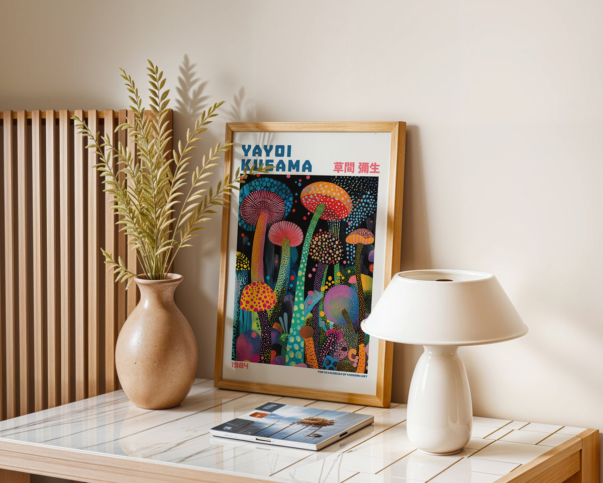 Väggmockup med Yayoi Kusama Neon Mushroom – köp enkelt hos Bozetto affisch i hög kvalitet
