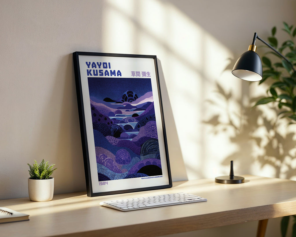 Yayoi Kusama Night Valley poster visualiserad på vägg – från Bozetto i hög kvalitet
