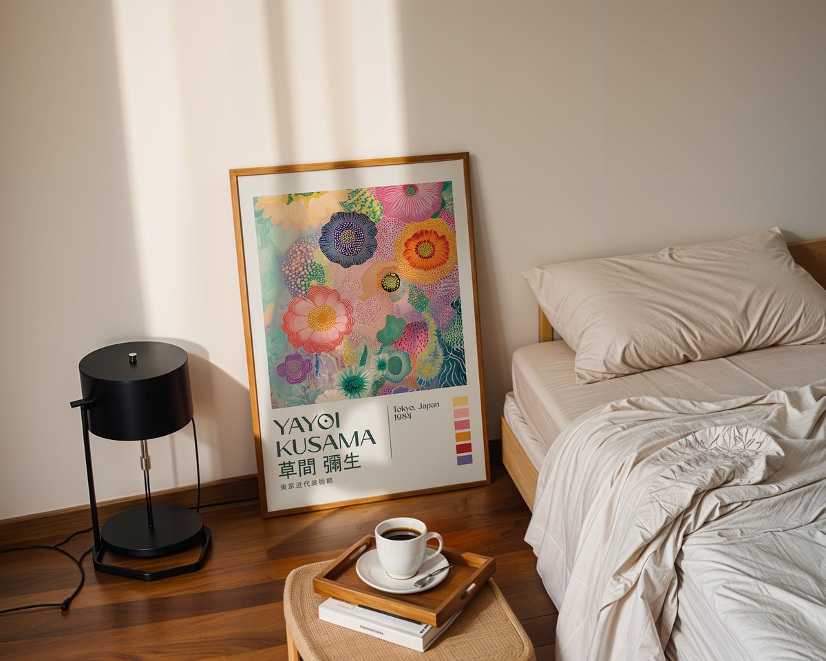 Yayoi Kusama Pastel Bloom poster visualiserad på vägg – från Bozetto i hög kvalitet