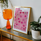 Yayoi Kusama Pink Mosaic poster visualiserad på vägg – från Bozetto i hög kvalitet