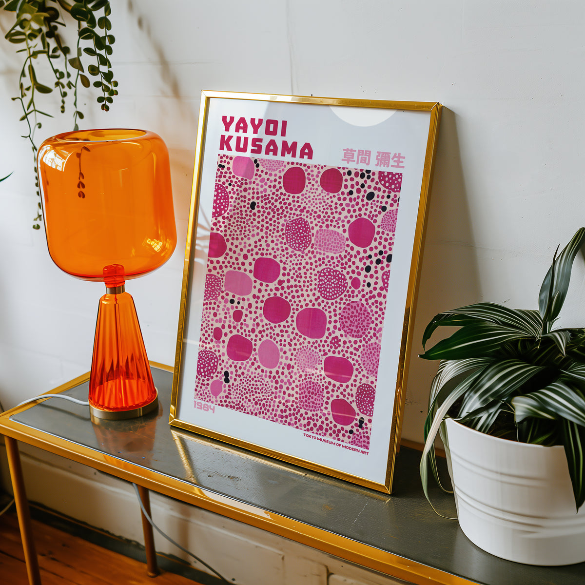 Yayoi Kusama Pink Mosaic poster visualiserad på vägg – från Bozetto i hög kvalitet