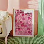 Väggmockup med Yayoi Kusama Pink Mosaic – köp enkelt hos Bozetto affisch i hög kvalitet