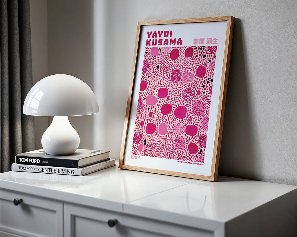 Väggmockup av Yayoi Kusama Pink Mosaic affisch på ljus vägg – Bozetto konsttryck