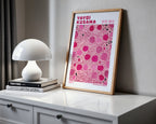 Väggmockup av Yayoi Kusama Pink Mosaic affisch på ljus vägg – Bozetto konsttryck