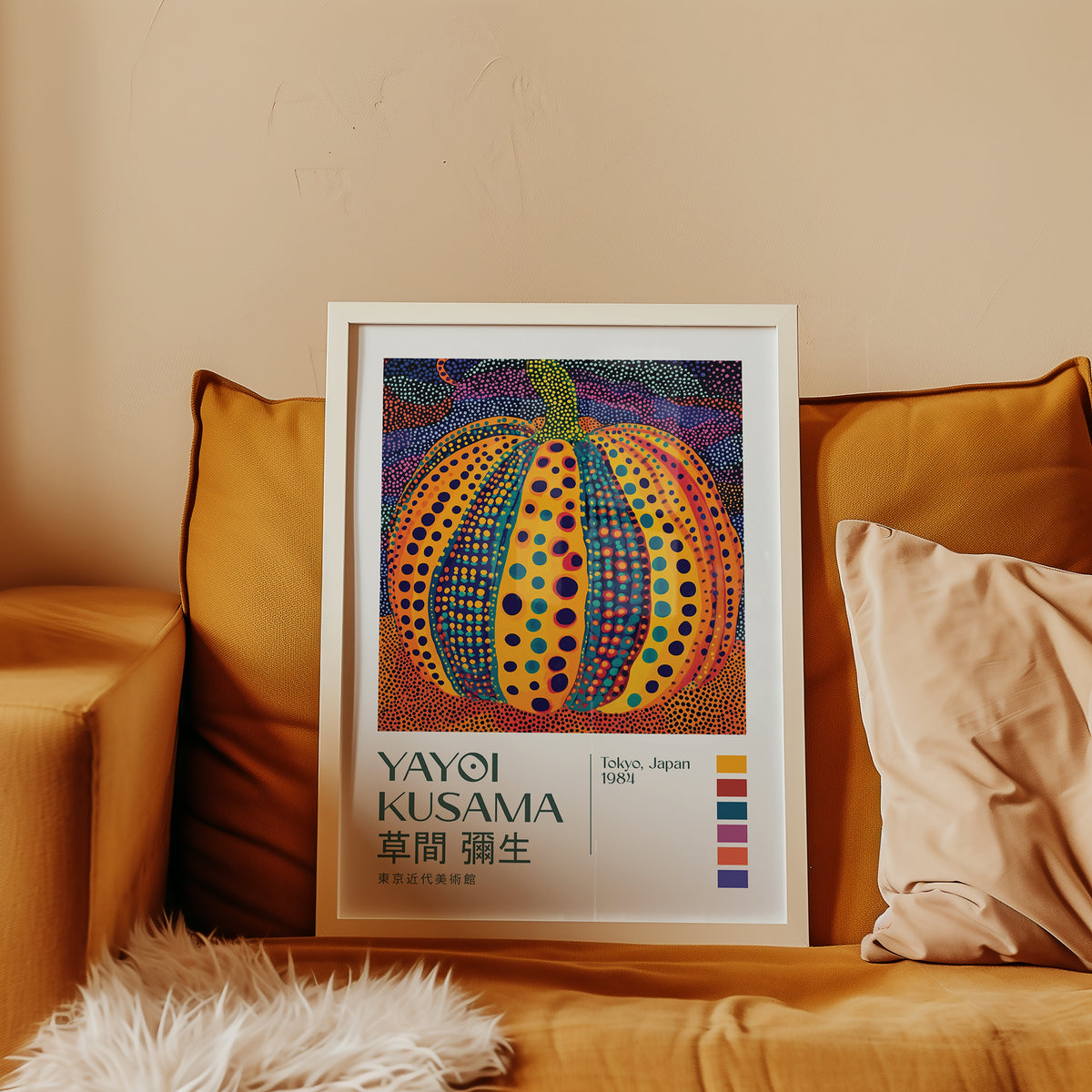 Yayoi Kusama Pumpkin Dots poster visualiserad på vägg – från Bozetto i hög kvalitet