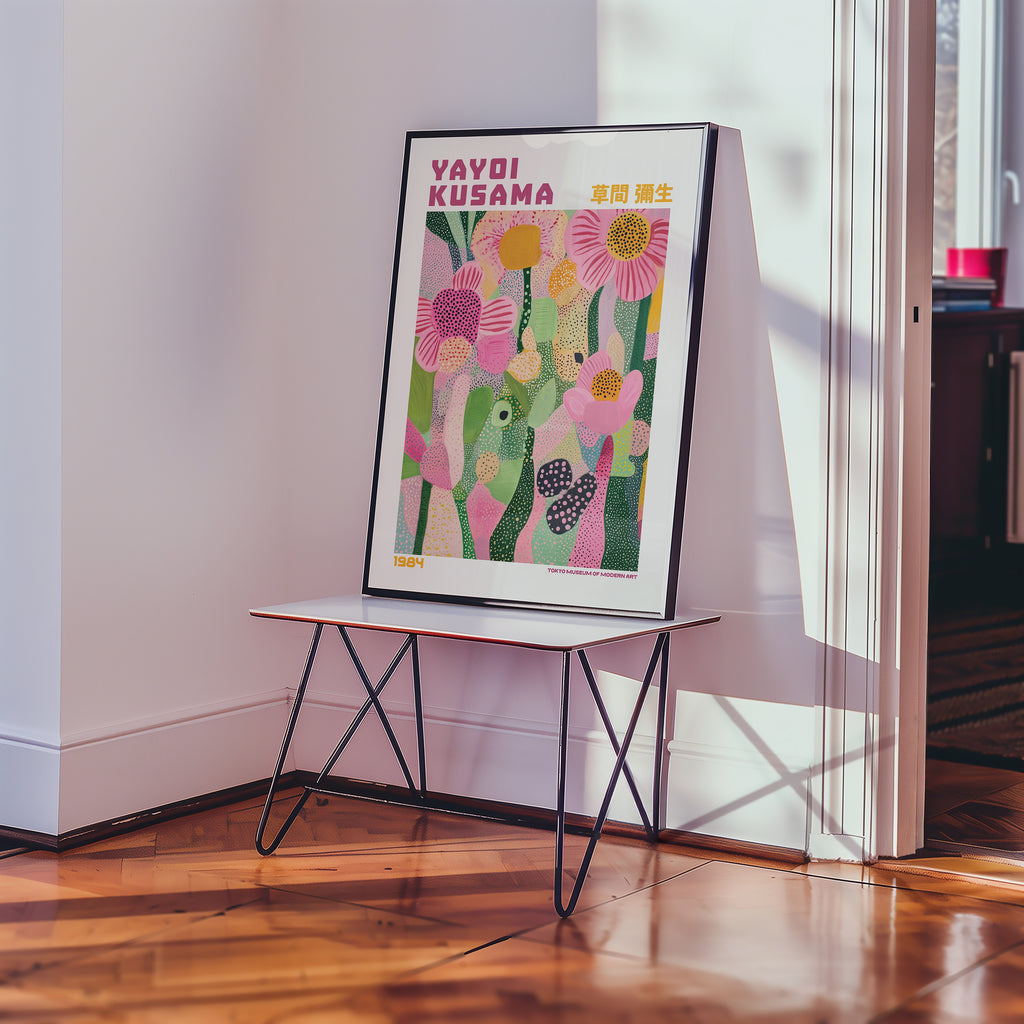 Yayoi Kusama Spring Garden poster visualiserad på vägg – från Bozetto i hög kvalitet
