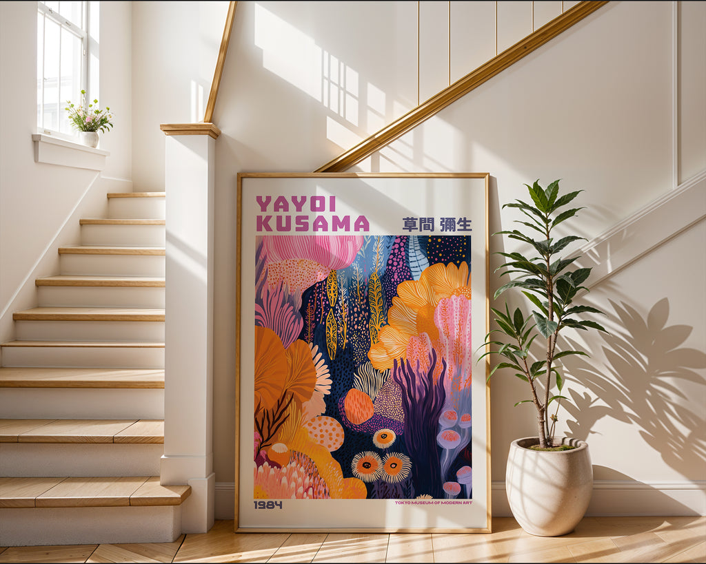Väggmockup med Yayoi Kusama Vibrant – köp enkelt hos Bozetto affisch i hög kvalitet