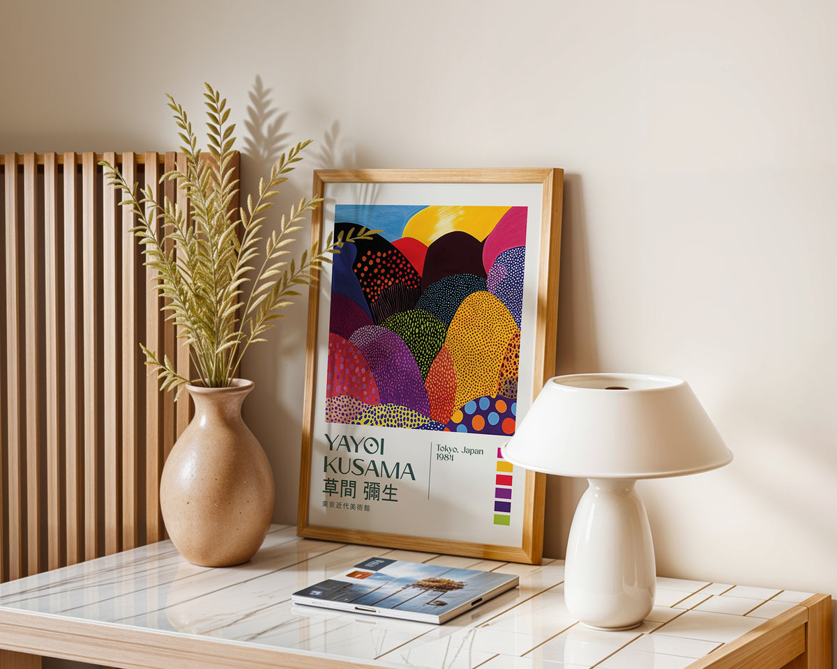 Väggmockup av Yayoi Kusama Vibrant Patterned affisch på ljus vägg – Bozetto konsttryck