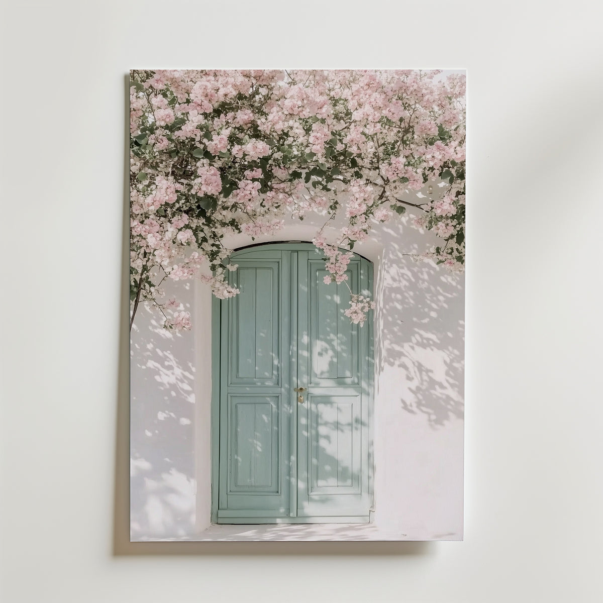 Blossom & Mint Poster i ram på vägg, blommande gren över turkos dörr, konsttryck från Bozetto