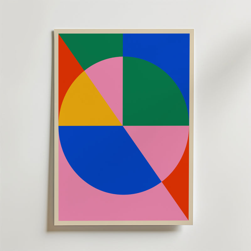 Bauhaus Geometric Balance Poster av Bozetto visar en slående cirkel som är uppdelad i rosa, gult, grönt och blått, mot levande röda, blå och orange former - ett djärvt konsttryck och ett utmärkt exempel på geometrisk konst.