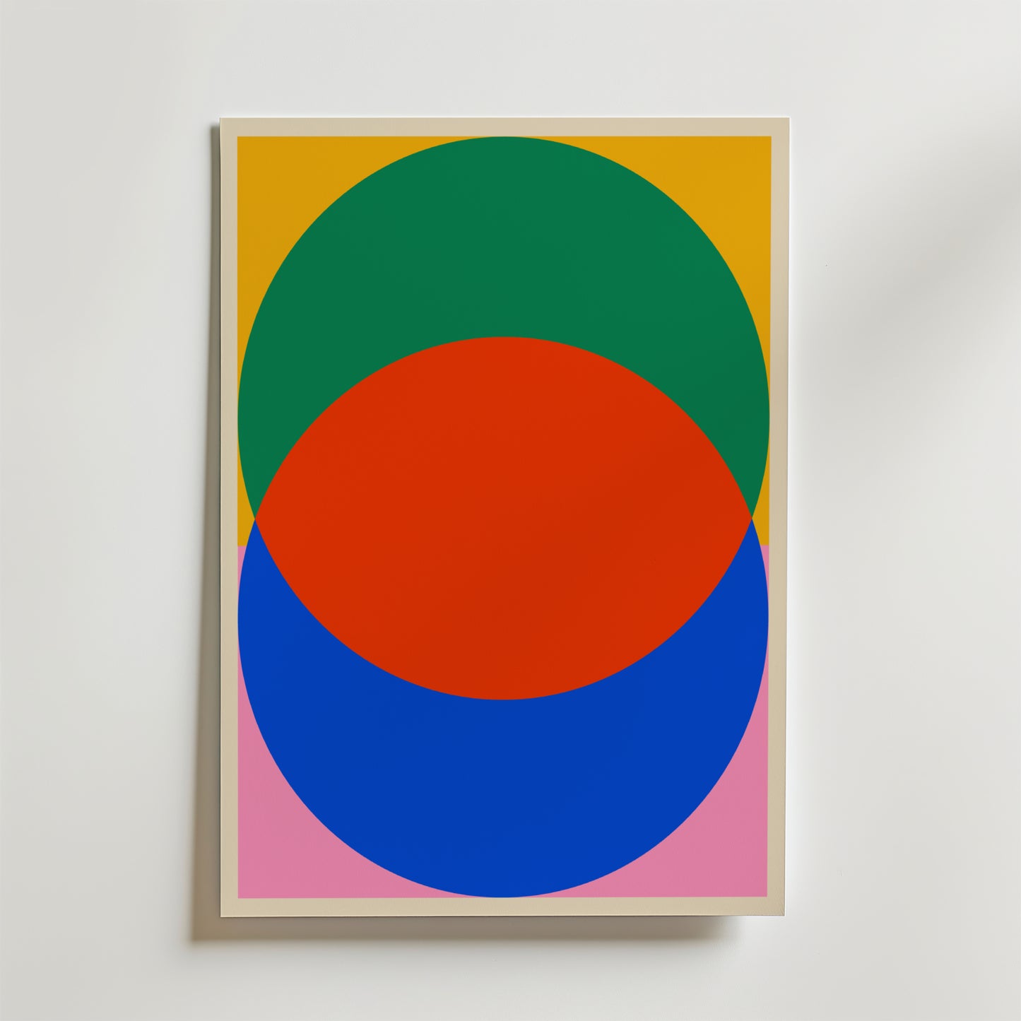 Bozetto Bauhaus Circles Poster visar tre överlappande gröna, röda och blå cirklar på en gul och rosa bakgrund, vilket ger en djärv och färgstark väggkonst för alla utrymmen.