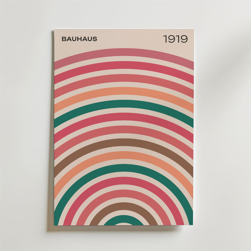 Bozetto Bauhaus Arches Poster har färgglada överlappande bågar i rosa, orange, brunt och grönt på vit botten med "BAUHAUS" och "1919" högst upp - en perfekt geometrisk poster för modern inredning.