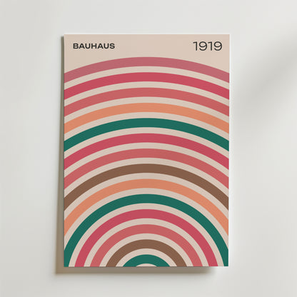 Bozetto Bauhaus Arches Poster har färgglada överlappande bågar i rosa, orange, brunt och grönt på vit botten med "BAUHAUS" och "1919" högst upp - en perfekt geometrisk poster för modern inredning.
