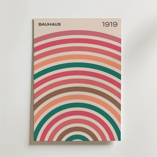 Bozetto Bauhaus Arches Poster har färgglada överlappande bågar i rosa, orange, brunt och grönt på vit botten med "BAUHAUS" och "1919" högst upp - en perfekt geometrisk poster för modern inredning.