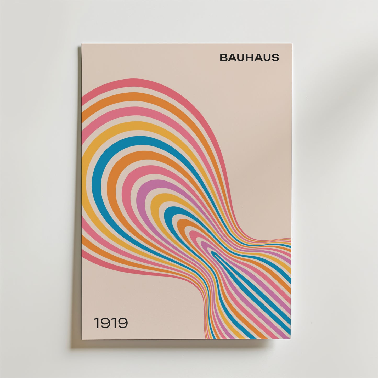 Bozetto Bauhaus Flow Poster med titeln "BAUHAUS 1919" visar levande orange, rosa, blå och gula färgband som bildar ett dynamiskt abstrakt mönster i Bauhaus-stil på en beige bakgrund.