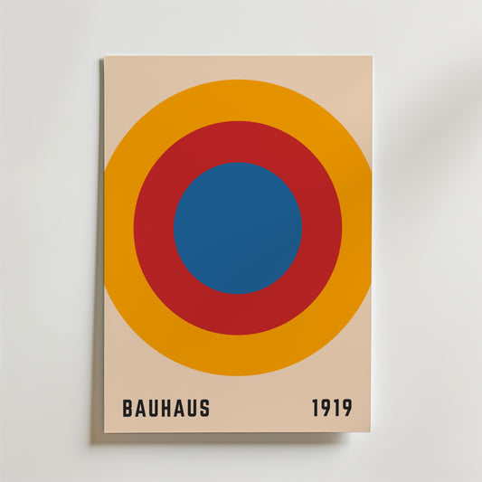 Bozetto Bauhaus Target Poster har koncentriska blå, röda och orange cirklar på beige med "BAUHAUS" och "1919" i svart - perfekt för dig som gillar grafisk design och vill ha en minimalistisk stil.