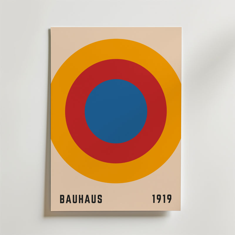 Bozetto Bauhaus Target Poster har koncentriska blå, röda och orange cirklar på beige med "BAUHAUS" och "1919" i svart - perfekt för dig som gillar grafisk design och vill ha en minimalistisk stil.