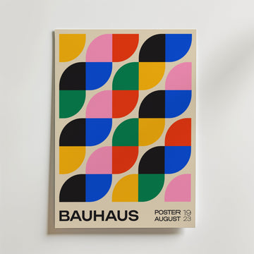 Bozetto Bauhaus Leaf Poster visar upp färgglad geometrisk konst i Bauhausstil med djärva gula, rosa, blå, gröna, röda och svarta former. Postern är perfekt för modern inredning och har texten "BAUHAUS" och "POSTER 19 AUGUST 23".