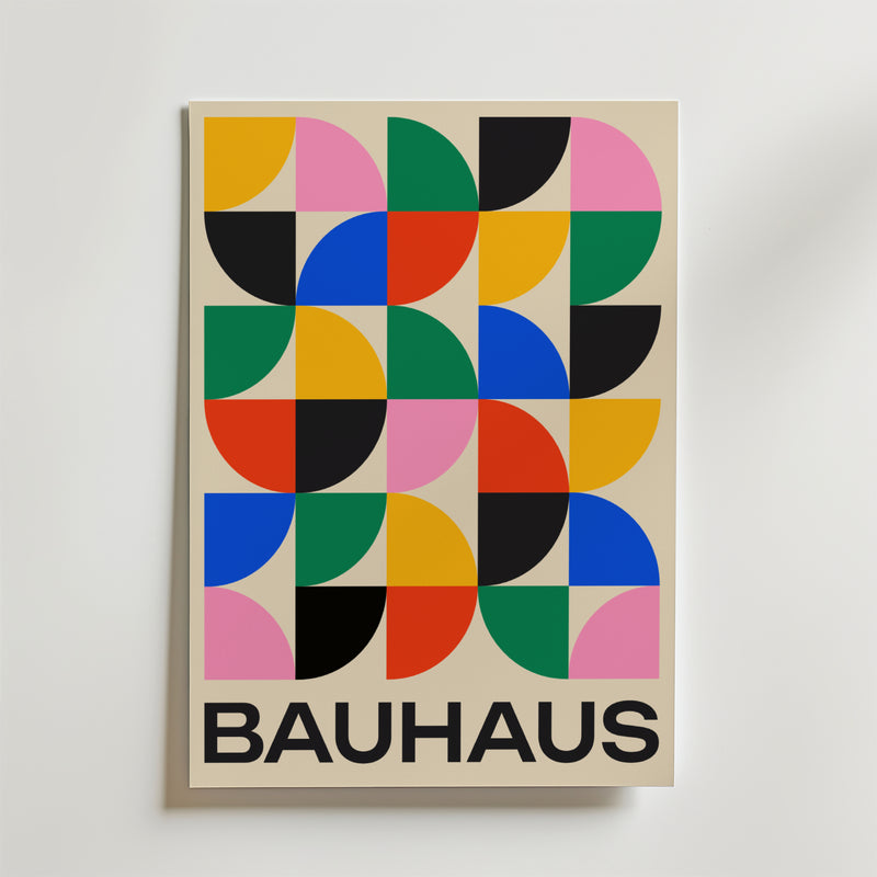 Bozettos Bauhaus Geometry Poster visar livfulla halvcirklar, cirklar och kvadrater i rosa, blått, rött, gult, grönt och svart, med "BAUHAUS" djärvt tryckt längst ner som en hyllning till Bauhaus-rörelsen.