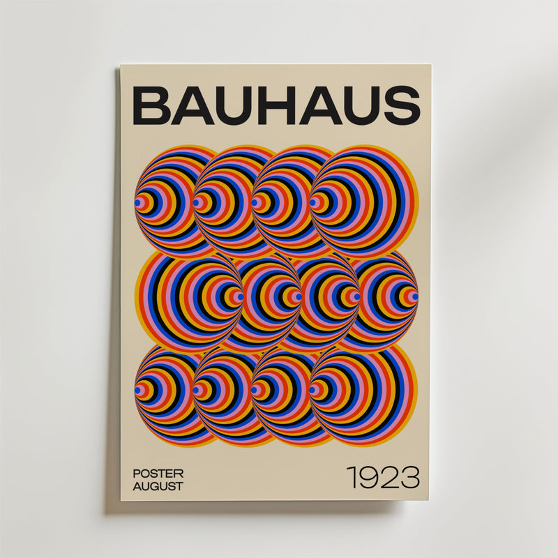 Bozetto Bauhaus Echo Poster har en fet svart "BAUHAUS" text, färgglada koncentriska halvcirklar som bildar en geometrisk design i mitten och "POSTER AUGUST 1923" längst ner på en beige bakgrund.