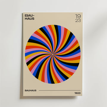 Bozetto Bauhaus Spiral Poster har en livfull beige spiral med blå, röda, gula, orange och svarta ränder. "BAUHAUS" och "1923" visas i svart, perfekt för fans av Bauhaus konstverk och modern inredning.
