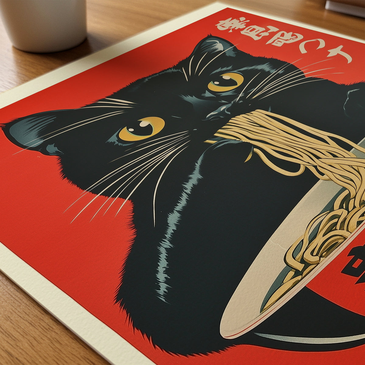Cat Eating Ramen poster liggande på skrivbord – Bozetto paper on desk i hög tryckkvalitet