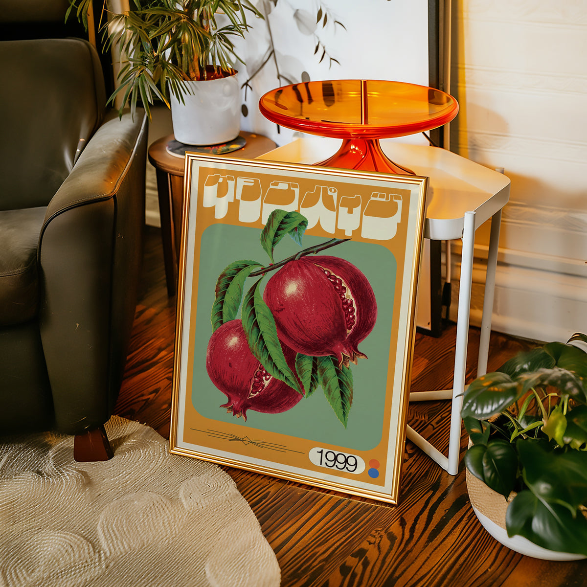 Crimson Orchard Poster – retro fruktmotiv ovanför möbel, tryckt i Sverige
