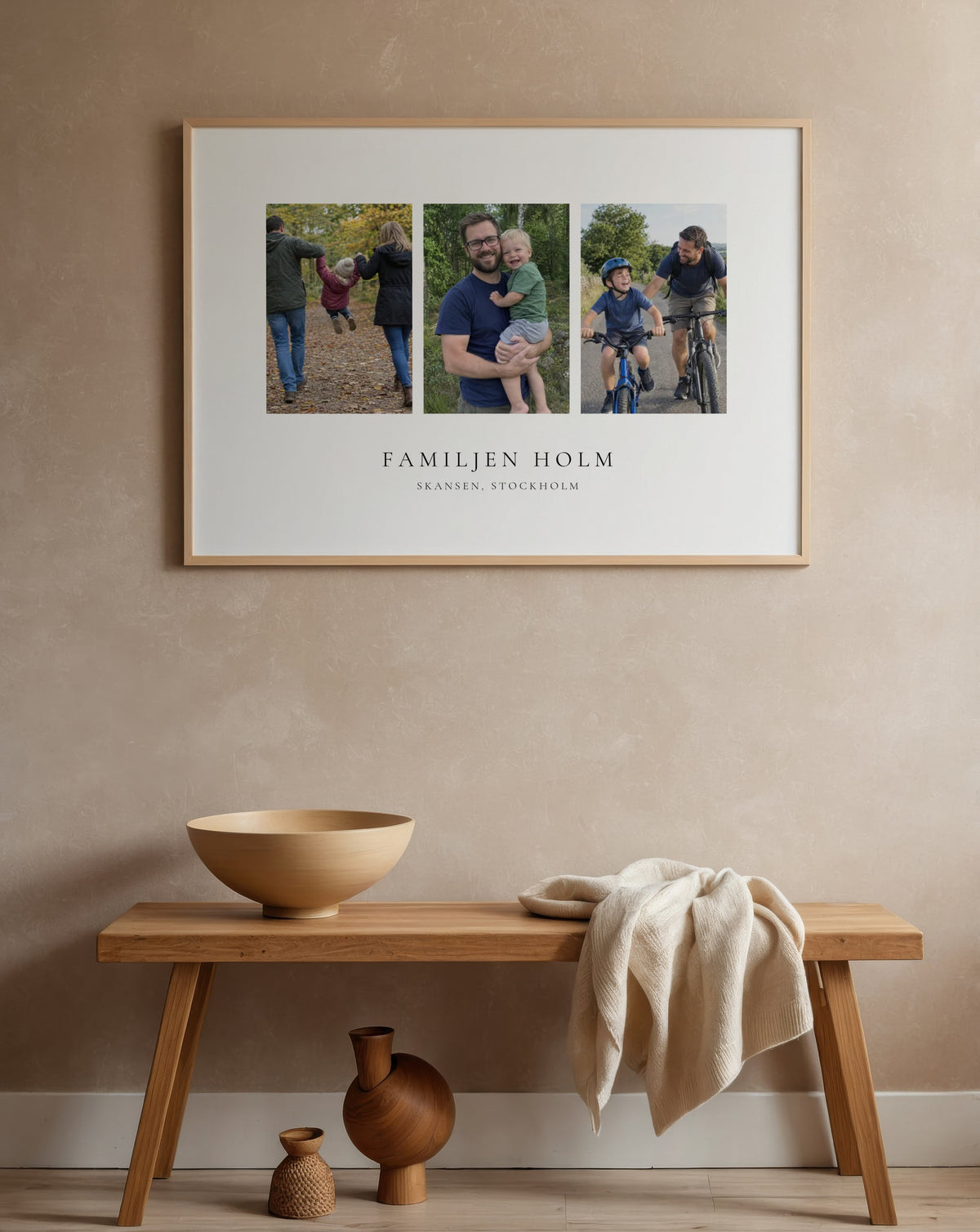 Familjeposter med tre foton ovanför bänk