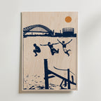 Harbour Leap Poster – marinblå figurer hoppar från bryggan, tryckt i Sverige