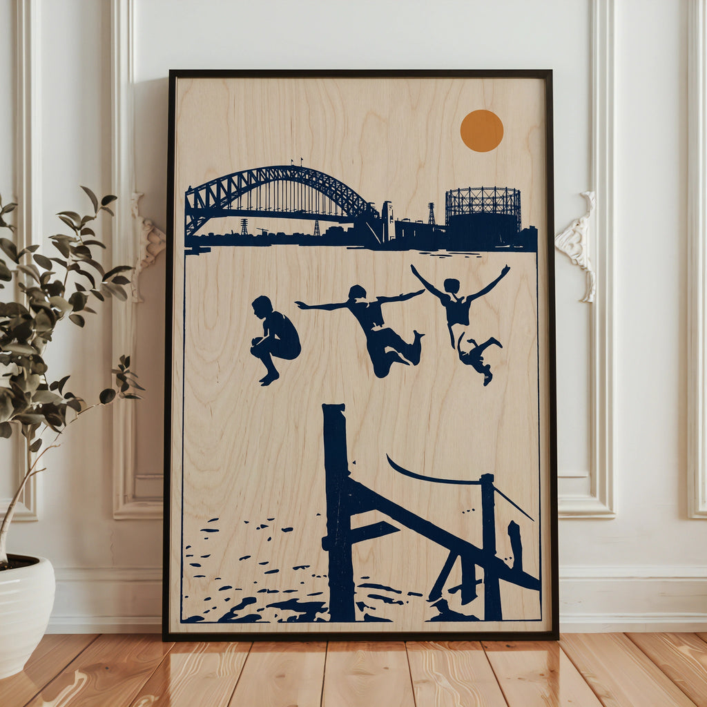 Harbour Leap Poster – marinblå hamntavla ovanför möbel, tryckt i Sverige