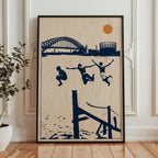 Harbour Leap Poster – marinblå hamntavla ovanför möbel, tryckt i Sverige
