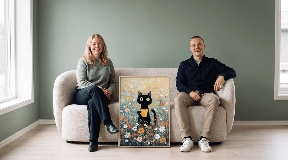 Frida og Jonas, Bozettos kunsteksperter, sitter i en sofa ved siden av en innrammet plakat