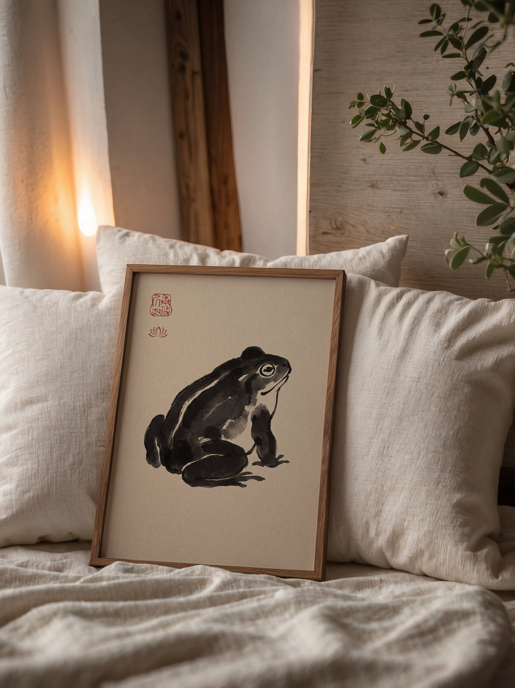 Inramad Ink Frog Poster i mysig sovrumsmiljö med mjukt ljus