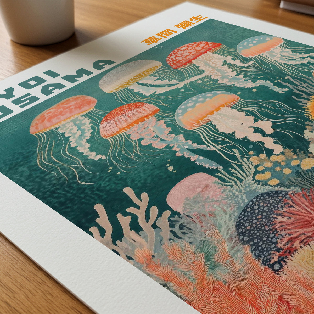 Yayoi Kusama Floating Jellyfish Reverie affisch på papper på skrivbord – paper_desk närbild från Bozetto