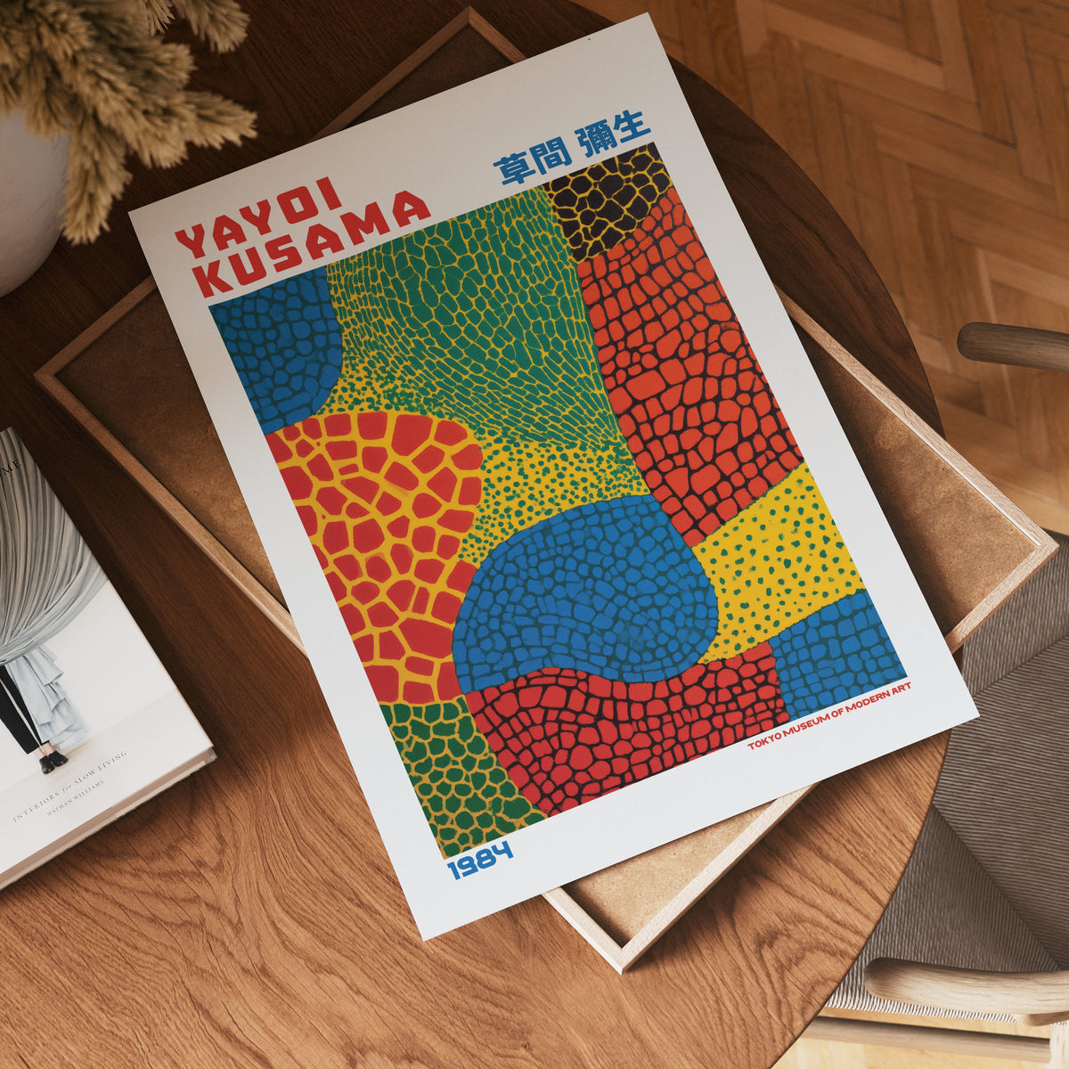 Yayoi Kusama Mosaic Fields poster visualiserad på vägg – från Bozetto i hög kvalitet