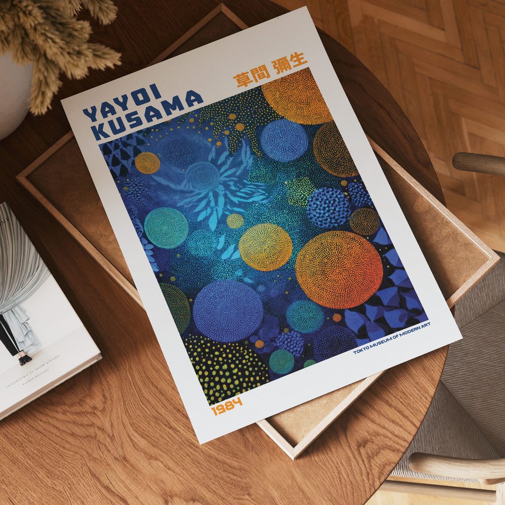 Yayoi Kusama Celestial poster visualiserad på vägg – från Bozetto i hög kvalitet