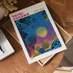 Yayoi Kusama Sunset Orbs poster visualiserad på vägg – från Bozetto i hög kvalitet