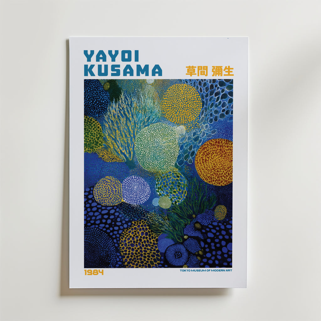 Mockup av Yayoi Kusama Ocean Bloom affisch på vägg – köp enkelt hos Bozetto i hög kvalitet