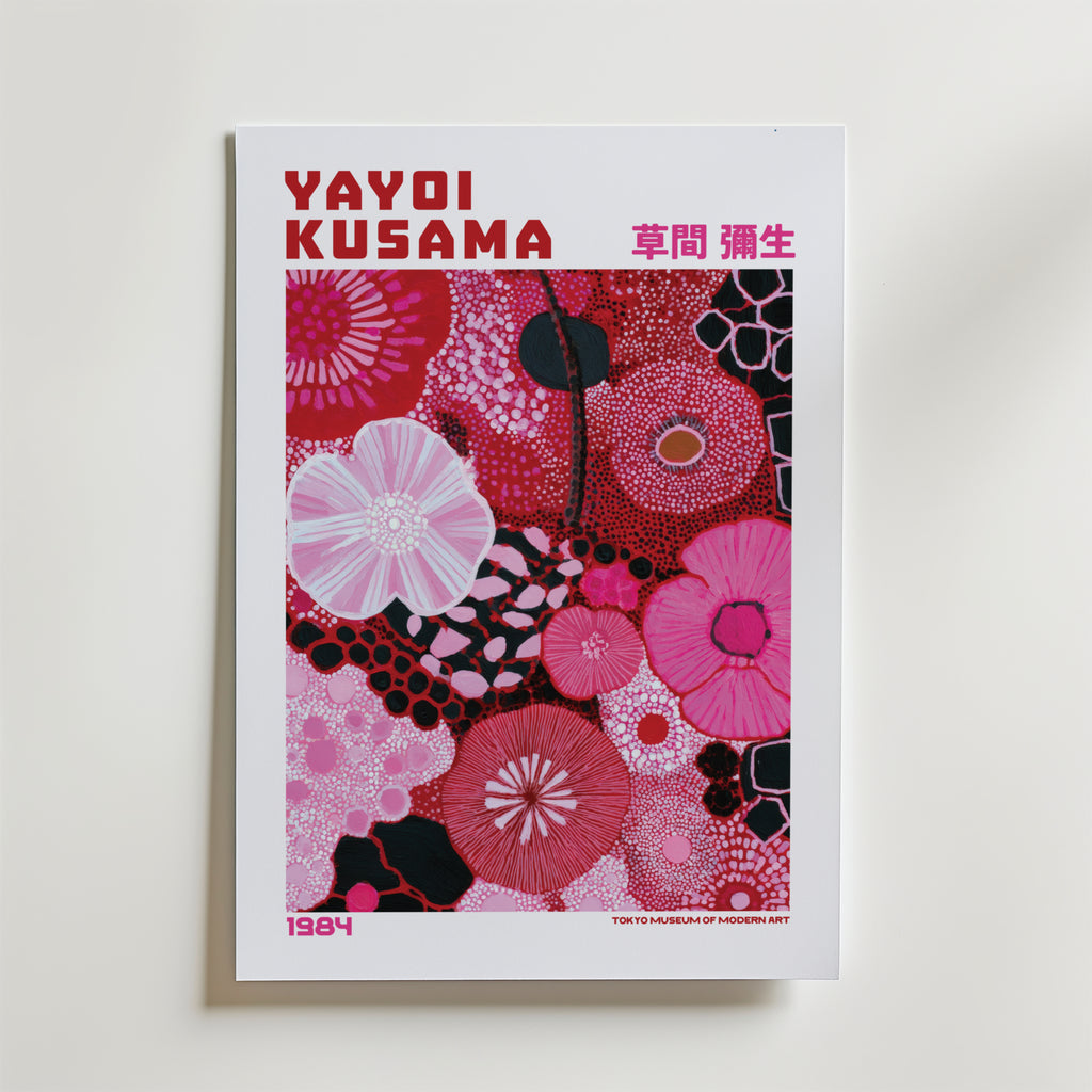 Mockup av Yayoi Kusama Rose Pulse 1984 affisch på vägg – köp enkelt hos Bozetto i hög kvalitet