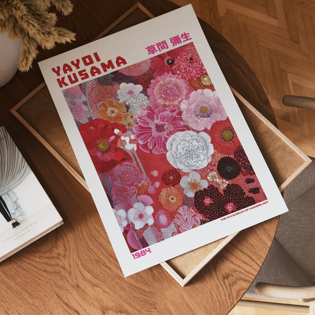 Yayoi Kusama Crimson Garden poster visualiserad på vägg – från Bozetto i hög kvalitet