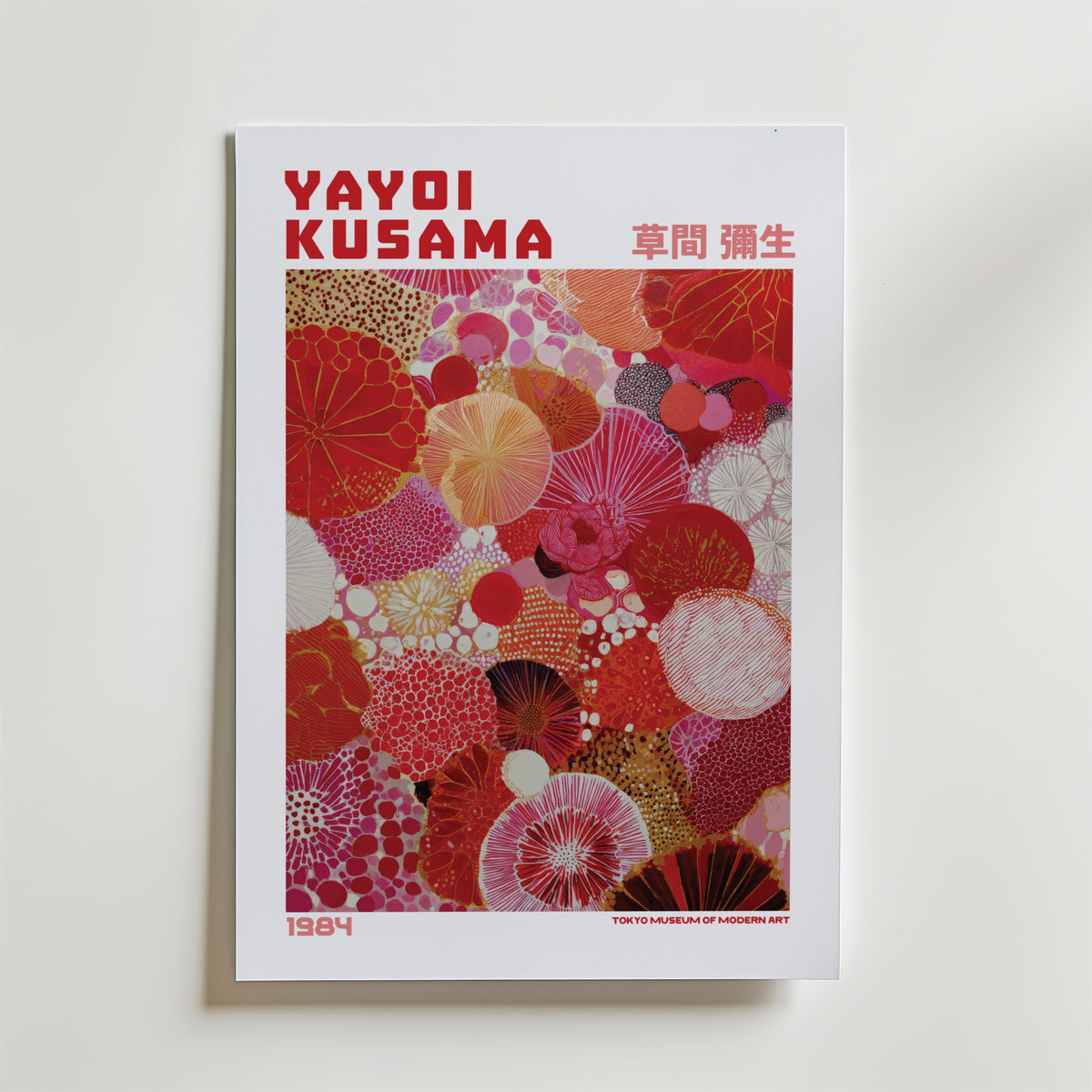 Mockup av Yayoi Kusama Scarlet affisch på vägg – köp enkelt hos Bozetto i hög kvalitet