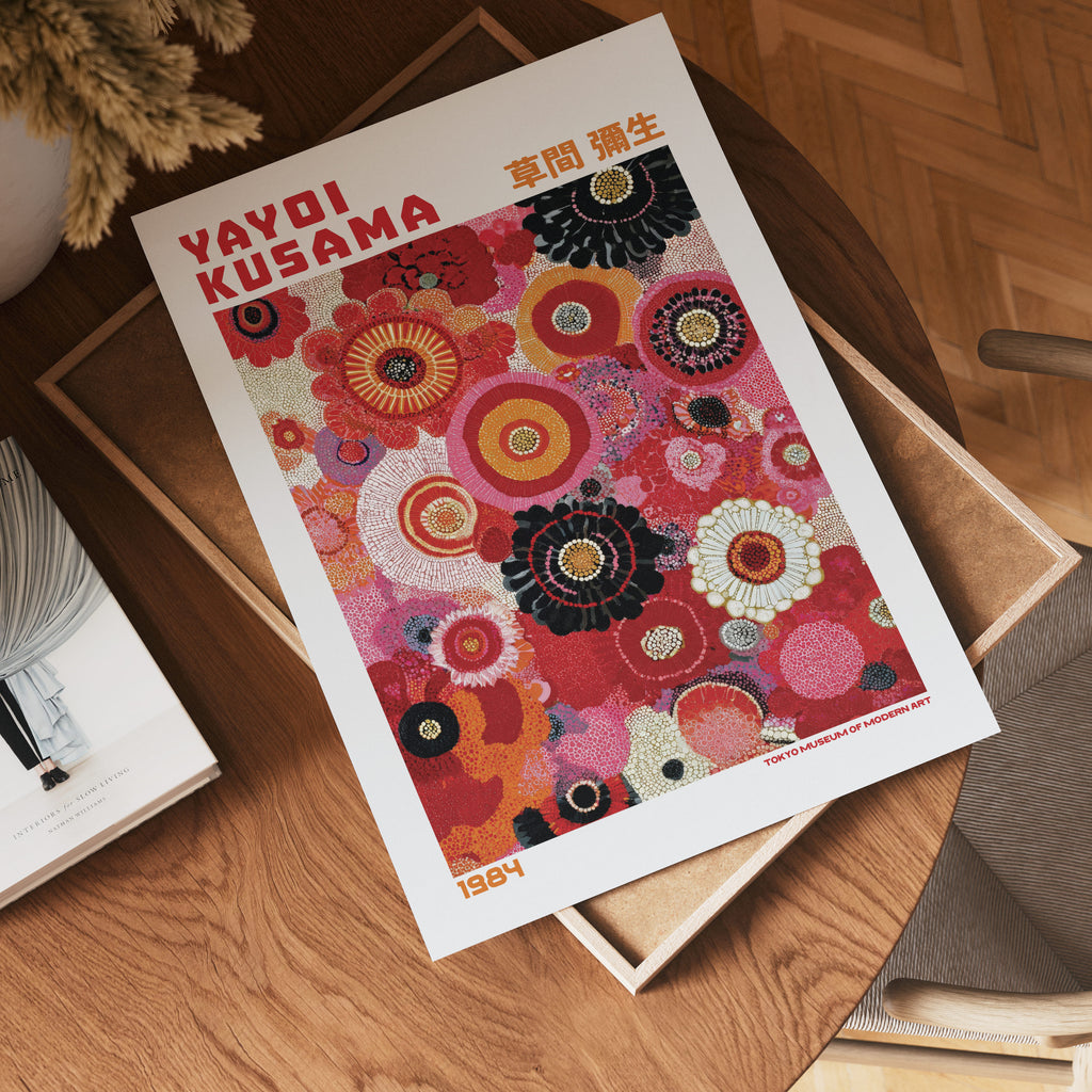 Väggmockup av Yayoi Kusama Crimson Circles affisch på ljus vägg – Bozetto konsttryck