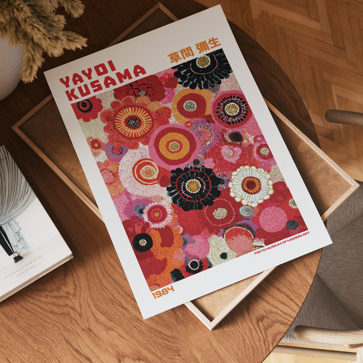 Väggmockup av Yayoi Kusama Crimson Circles affisch på ljus vägg – Bozetto konsttryck