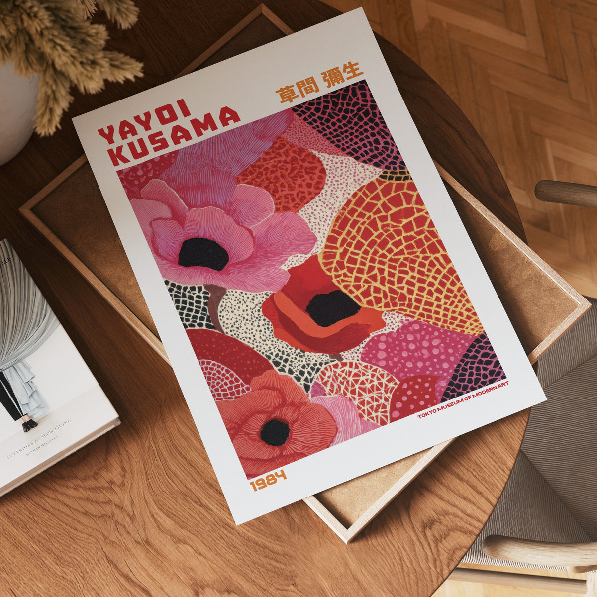 Yayoi Kusama Scarlet Petals poster visualiserad på vägg – från Bozetto i hög kvalitet