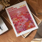 Yayoi Kusama Crimson Flower poster visualiserad på vägg – från Bozetto i hög kvalitet