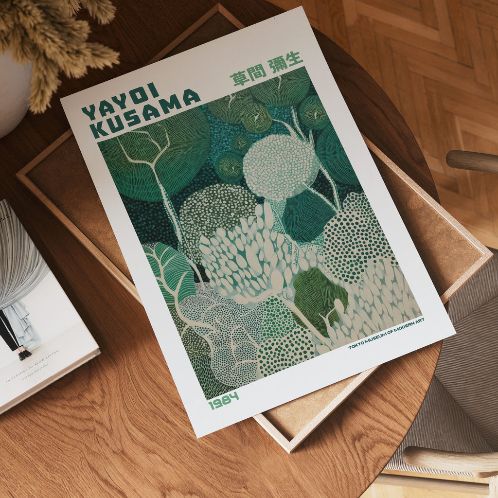 Yayoi Kusama Emerald Canopy poster visualiserad på vägg – från Bozetto i hög kvalitet