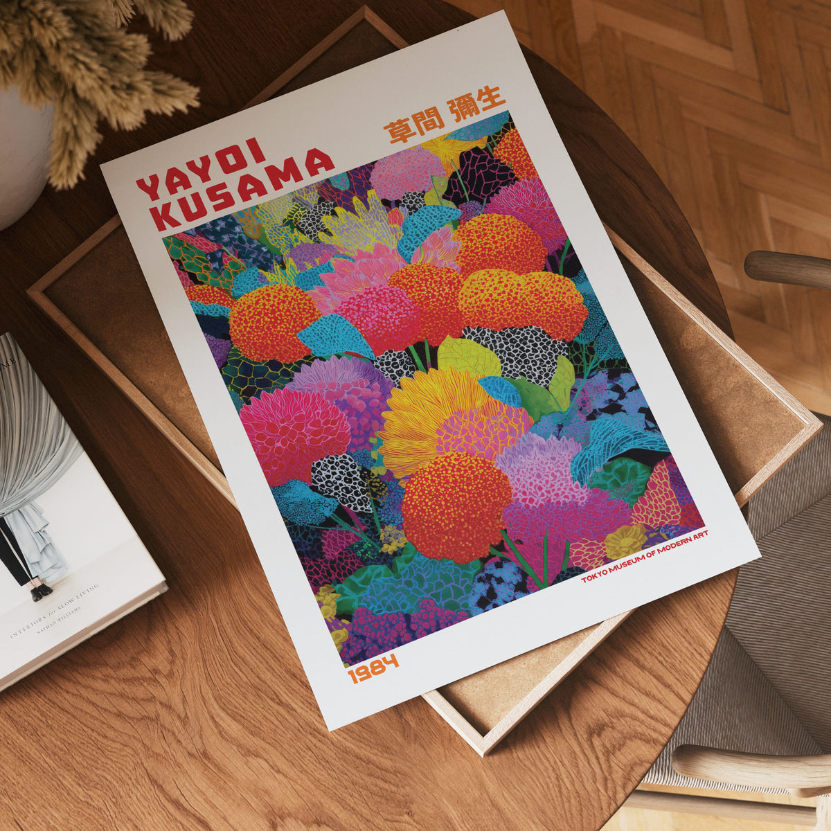 Yayoi Kusama Radiant Garden poster visualiserad på vägg – från Bozetto i hög kvalitet