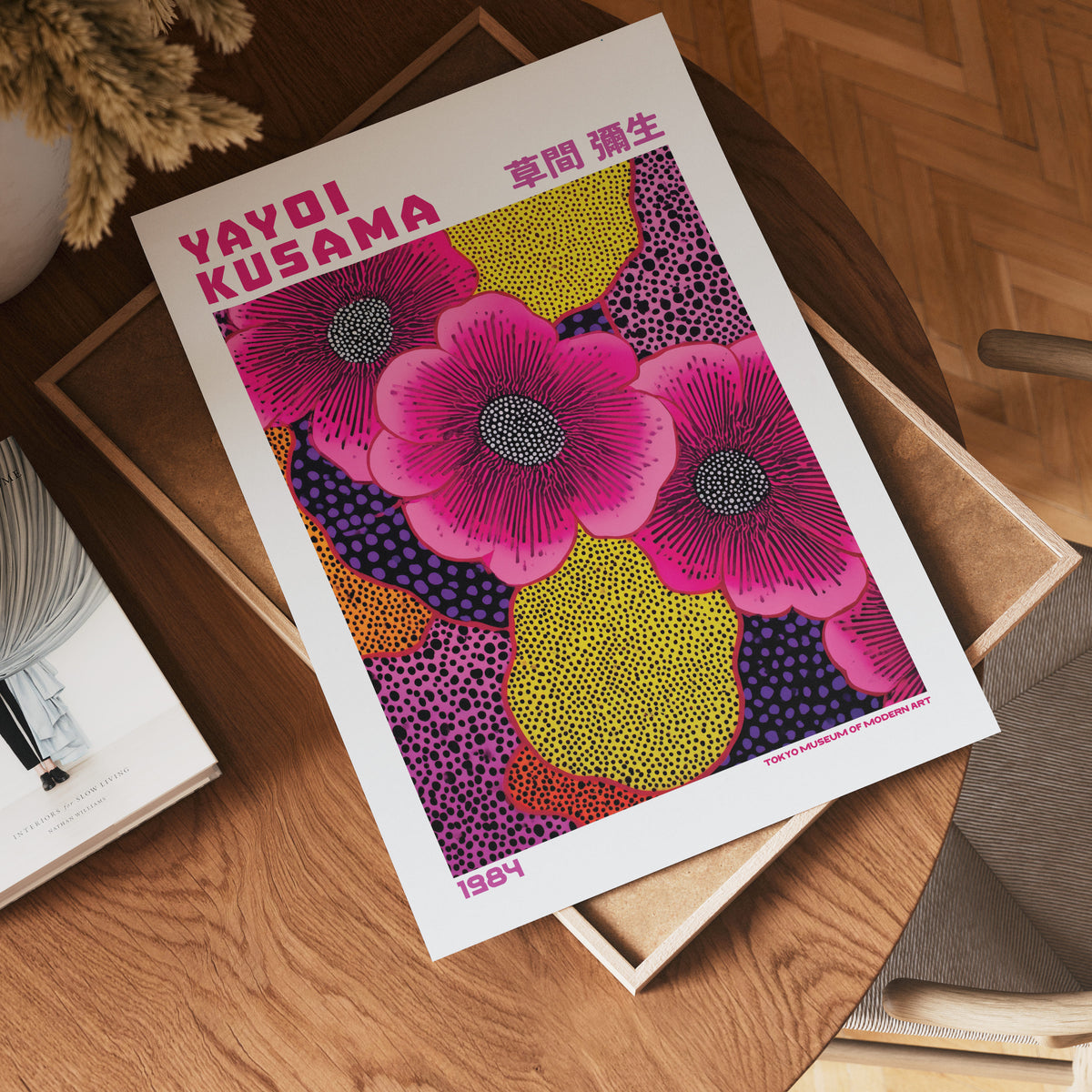 Yayoi Kusama Electric Pink poster visualiserad på vägg – från Bozetto i hög kvalitet